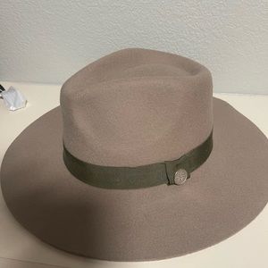 Beige hat never worn